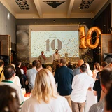 10 let s konfetami