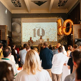 10 let s konfetami